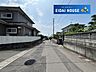 外観：前面道路含む外観