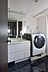 【洗面室】身支度に便利な3面鏡の独立洗面台。ドラム式洗濯乾燥機がついています。