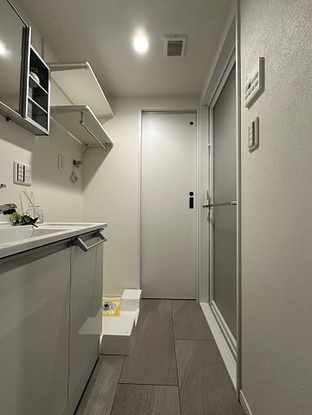 生活動線を考慮された洗面室。正面に見える扉がトイレです。