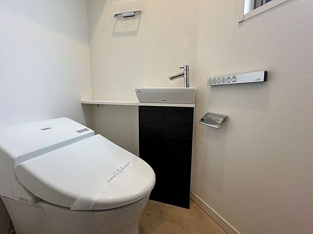 手洗場付きのタンクレストイレ。こちらも換気窓付き。