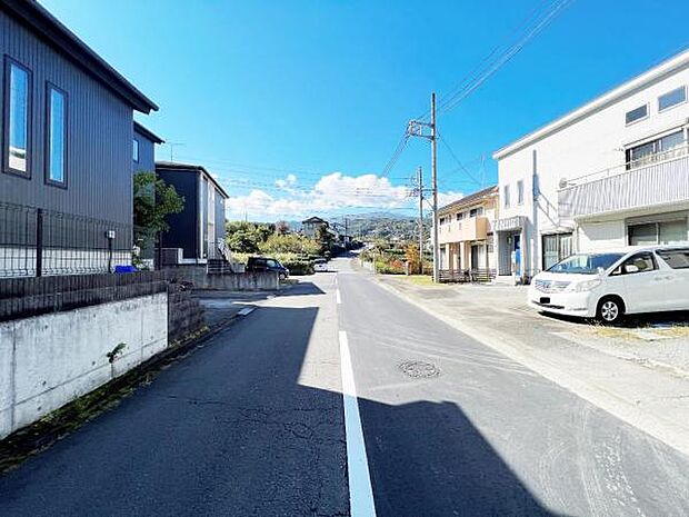 前面道路は幅員約7mで、お車の出し入れも楽々です。