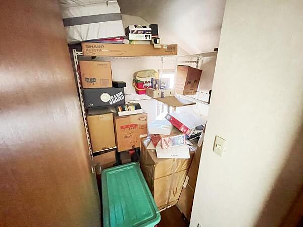 窓のある収納は風通しも良く、荷物の保管にも便利ですね。