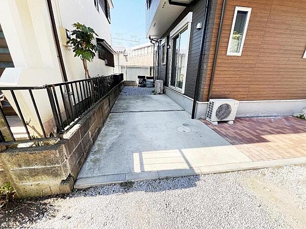 お庭があり開放感たっぷり。季節のお花を楽しんだり、家庭菜園をしたりと夢も広がりますね。