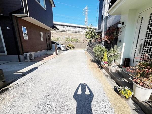 道路との高低差が無い平坦地ですので駐車もラクラクです。