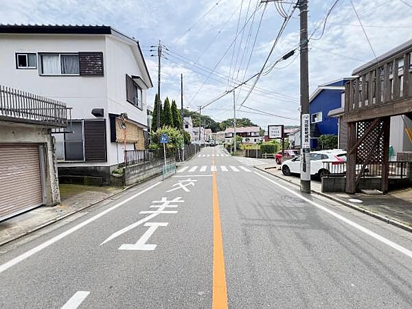 前面道路を含めた現地写真です。
