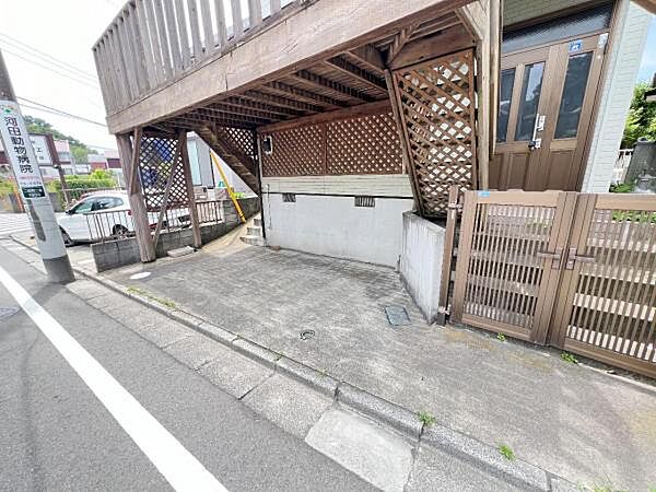駐車場ももちろん完備しておりますのでお車所有の方にも心強いです。