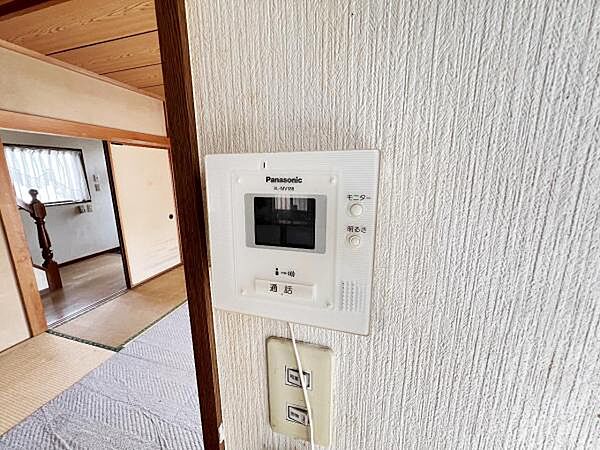 訪問者を確認できるTVモニター付きインターフォンです。