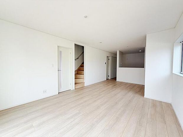 お食事中もキッチンと会話が楽しめるダイニングスペース。