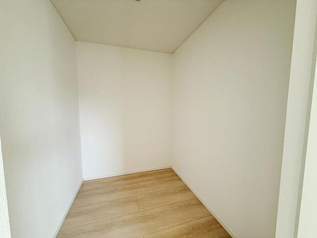 ウォークインクローゼットがあり収納スペースも豊富。季節物もスッキリ片付きそうです。