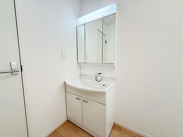 洗面化粧台です。朝の身支度から1日が始まります。