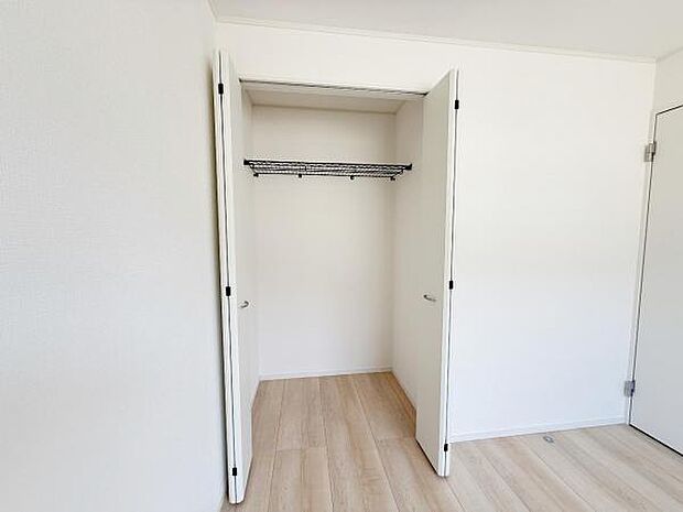 いつでもお部屋をスッキリお使い頂ける収納スペースを設置。