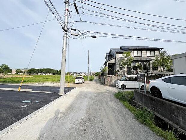 前面道路を含めた現地写真です。