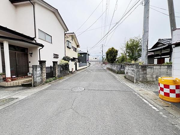 前面道路を含めた現地写真です。ぜひ周辺環境も併せてご覧ください。