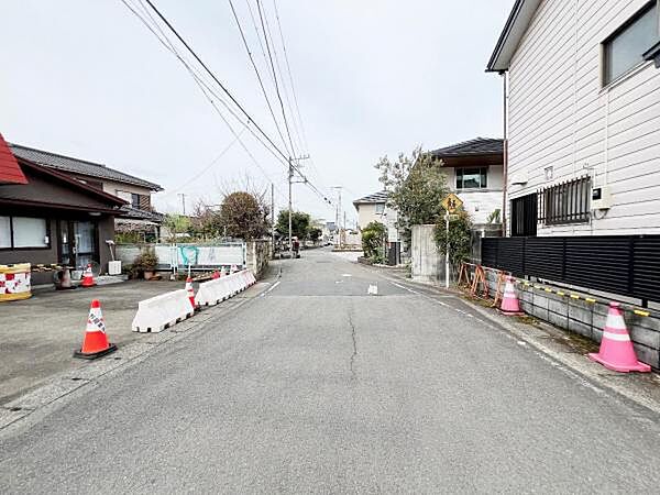 前面道路です。住宅地につき落ち着いた新生活を始められそうです。
