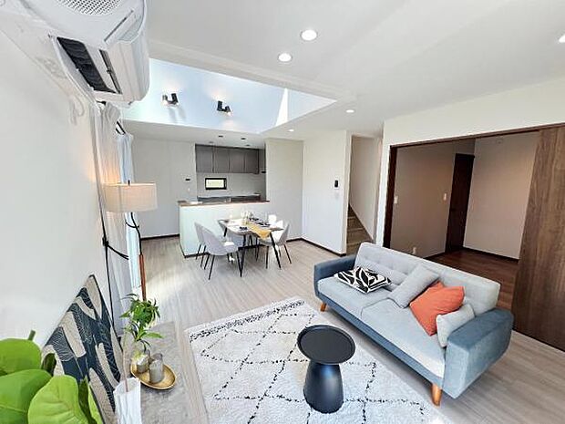 お食事中もキッチンと会話が楽しめるダイニングスペース。