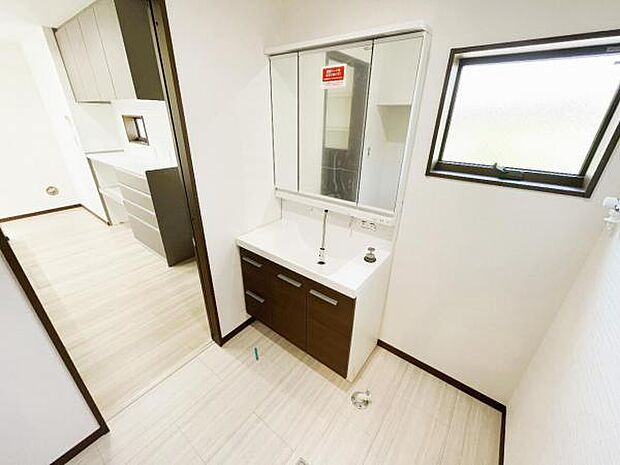 洗面化粧台です。朝の身支度から1日が始まります。