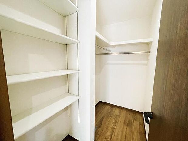 ウォークインクローゼットがあり収納スペースも豊富。季節物もスッキリ片付きそうです。