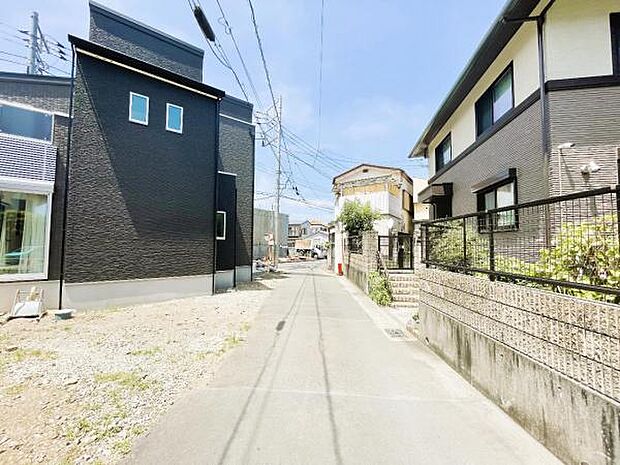 前面道路を含めた現地写真です。