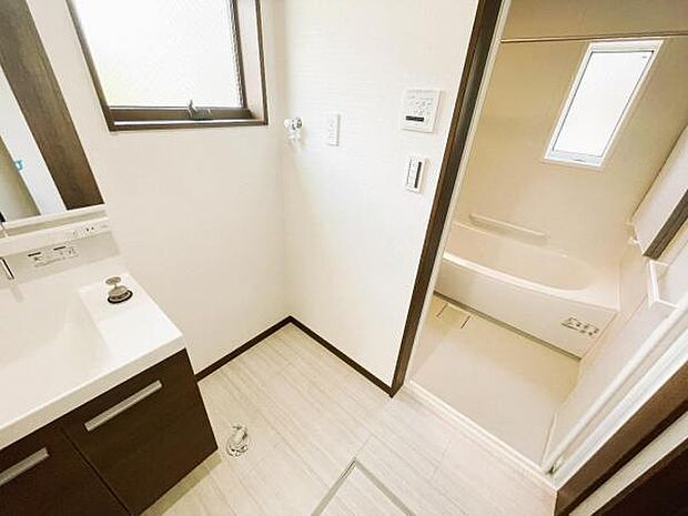 ランドリースペースです。身支度を整えながら洗濯機の操作を行えます。