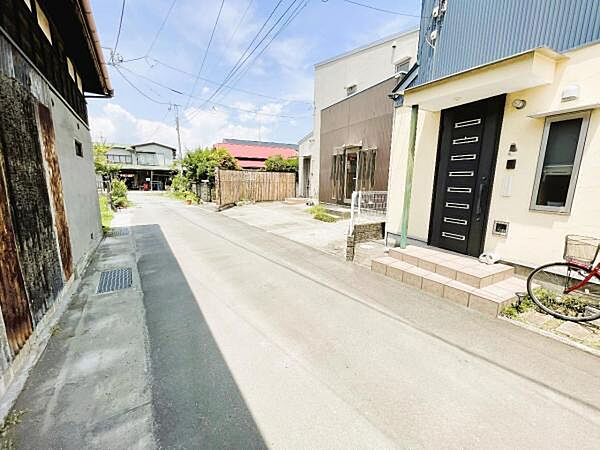 前面道路を含めた現地写真です。