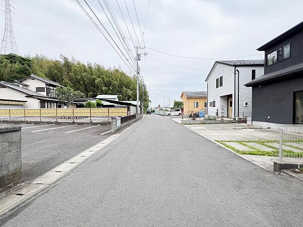 前面道路を含めた現地写真です。