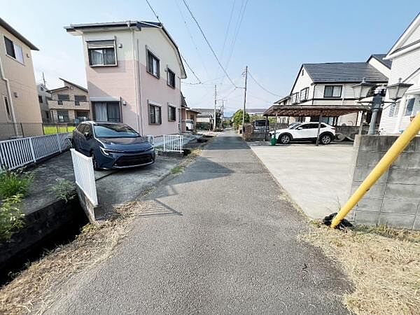 前面道路を含めた現地写真です。ぜひ周辺環境も併せてご覧ください。