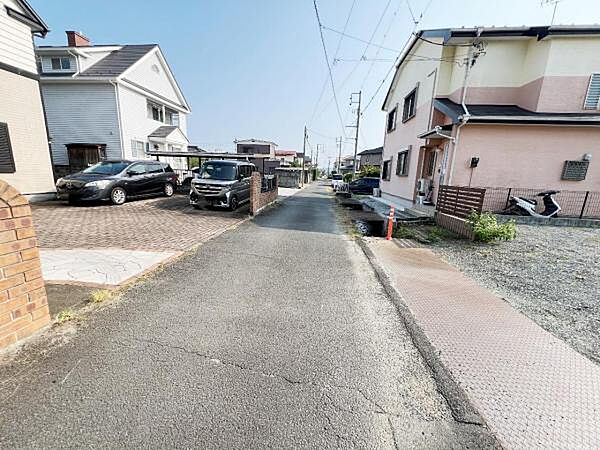 前面道路です。住宅地につき落ち着いた新生活を始められそうです。
