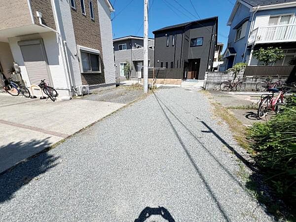 前面道路です。住宅地につき落ち着いた新生活を始められそうです。