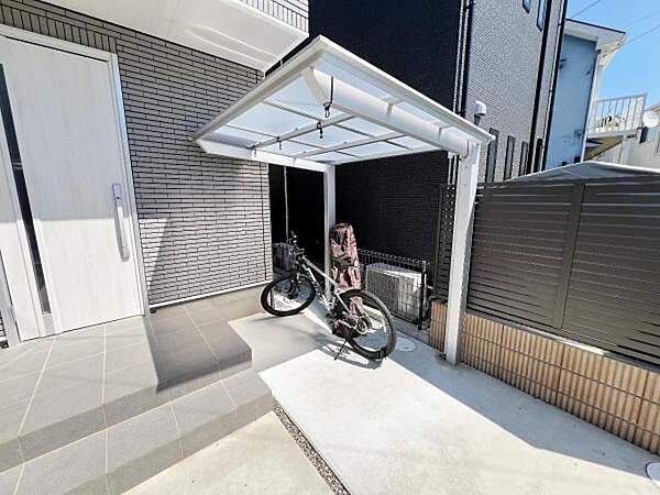 屋根付きの駐輪スペースです。