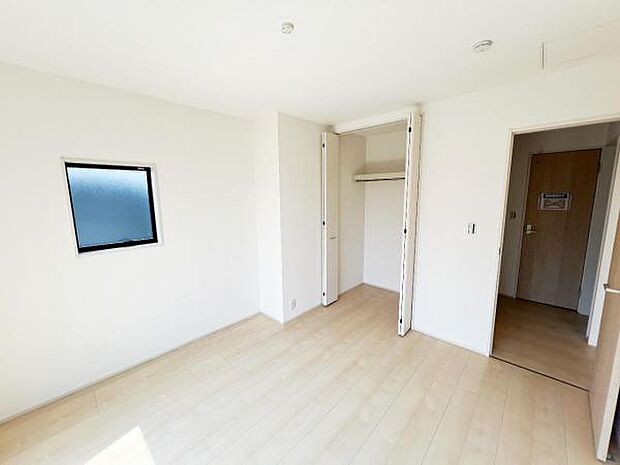 明るい広々とした主寝室でご家族ゆっくりお休みになれますね。