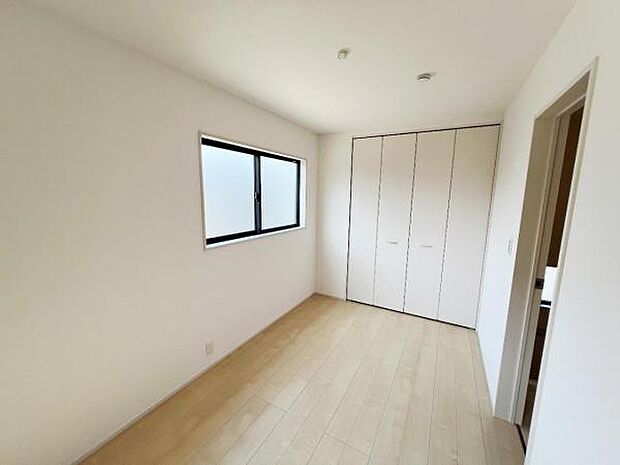 木の温もりが優しいフローリングの収納スペース付き洋室です。