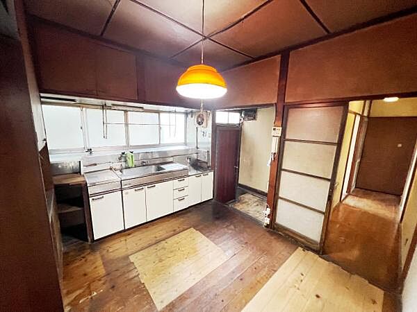 お食事中もキッチンと会話が楽しめるダイニングスペース。