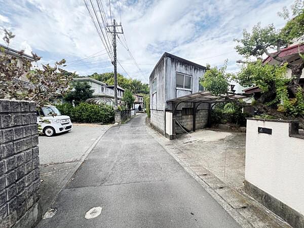 前面道路を含めた現地写真です。