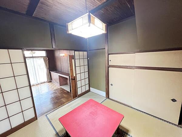 リビングに面した掘りごたつのあるお部屋です。