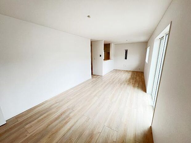 お食事中もキッチンと会話が楽しめるダイニングスペース。