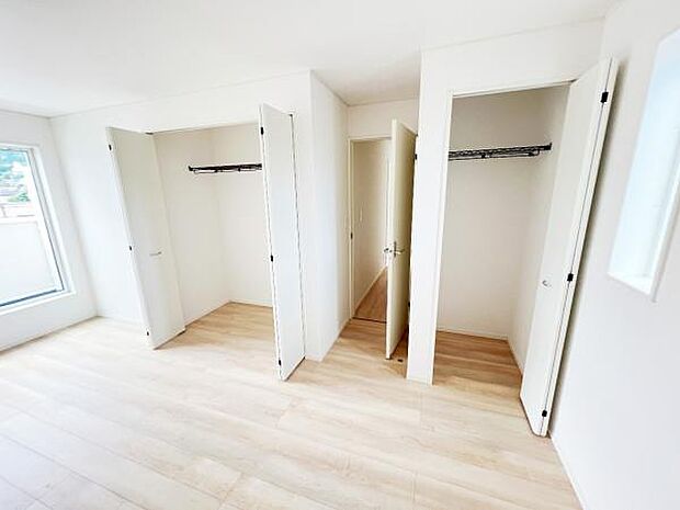 いつでもお部屋をスッキリお使い頂ける収納スペースを設置。