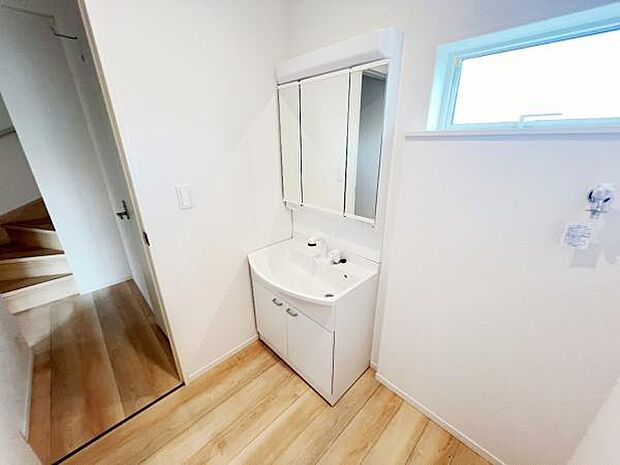 洗面化粧台です。朝の身支度から1日が始まります。