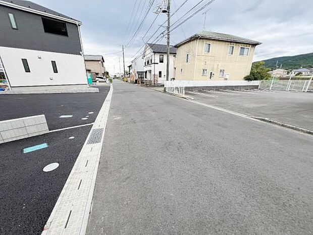 前面道路を含めた現地写真です。