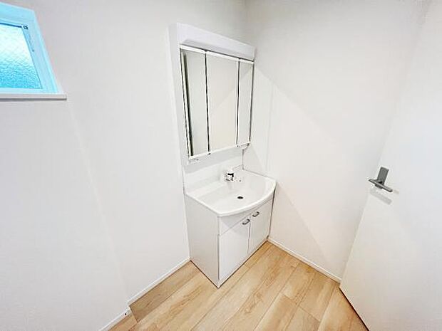 洗面化粧台です。朝の身支度から1日が始まります。