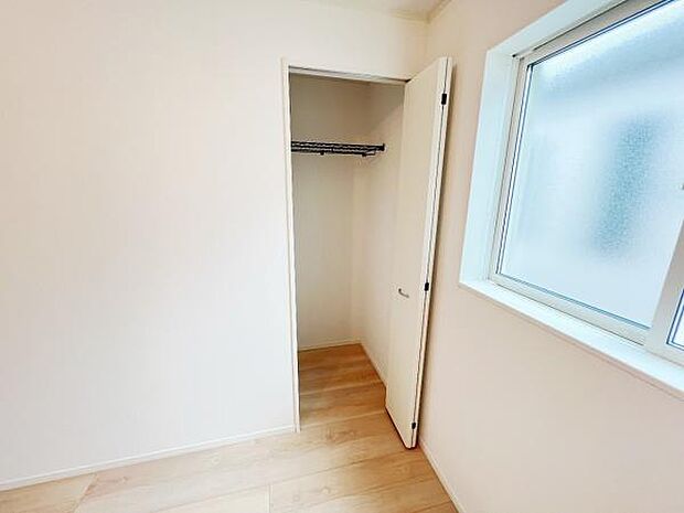 いつでもお部屋をスッキリお使い頂ける収納スペースを設置。