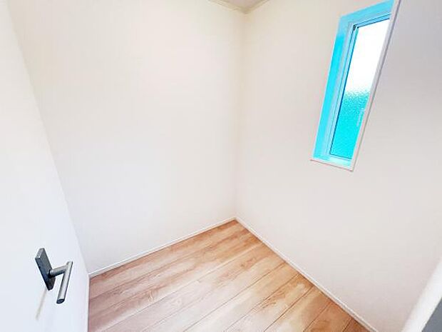 2階サービスルームです。納戸やワーキングスペースとしてご利用いただけます。