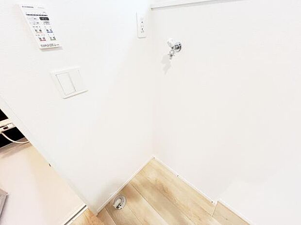 独立洗面台の横にはランドリースペースがございます。