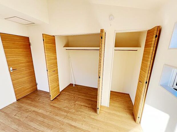 明るい広々とした主寝室でご家族ゆっくりお休みになれますね。