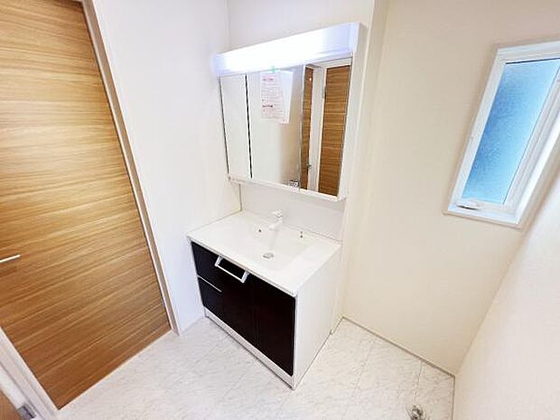 洗面化粧台です。朝の身支度から1日が始まります。