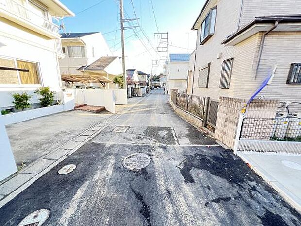 前面道路を含めた現地写真です。