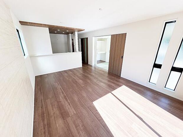 お食事中もキッチンと会話が楽しめるダイニングスペース。