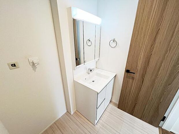 洗面化粧台です。朝の身支度から1日が始まります。