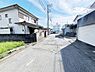 外観：前面道路を含めた現地写真です。