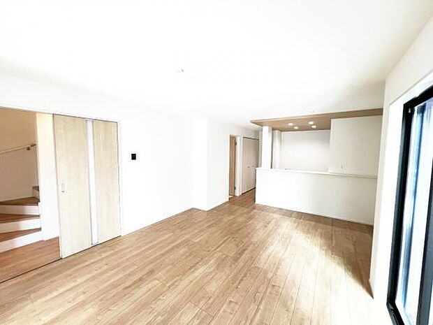 お食事中もキッチンと会話が楽しめるダイニングスペース。