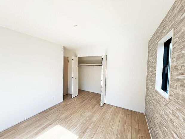 明るい広々とした主寝室でご家族ゆっくりお休みになれますね。